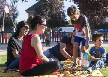 Una familia disfruta del buen tiempo en un parque de Boadilla del Monte. 