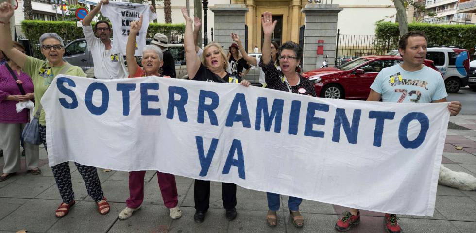 Varios integrantes de la Plataforma Pro-soterramiento de la vías de Murcia se manifiestan en la puerta de la delegación del Gobierno. 