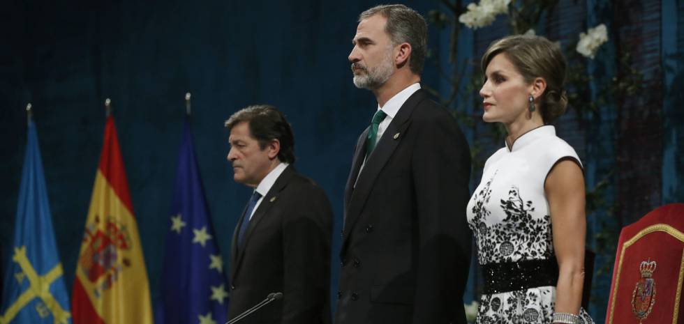 Los reyes Felipe y Letizia junto a Javier Fernández, al inicio de la ceremonia de los premios Princesa de Asturias.