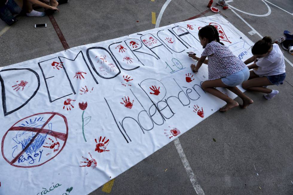 Alumnas de un colegio de Barcelona en los días previos al 1 de octubre.