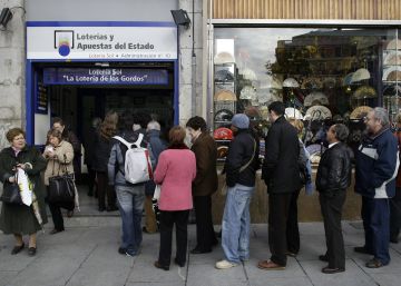 Colas en la administración de Lotería de la puerta del Sol de Madrid.