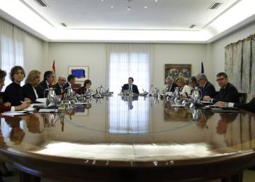 El Gobierno aprueba la destitución de Puigdemont y convoca elecciones para el 21 de diciembre