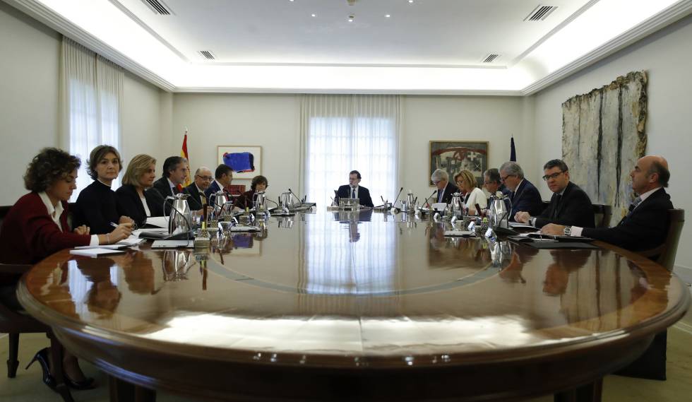Mariano Rajoy, preside la reunión extraordinaria del Consejo de Ministros.