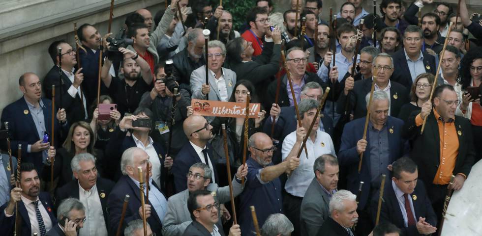 Alcaldes de diferentes localidades de Cataluña muestran su alegría tras aprobarse en el pleno la declaración de independencia. 