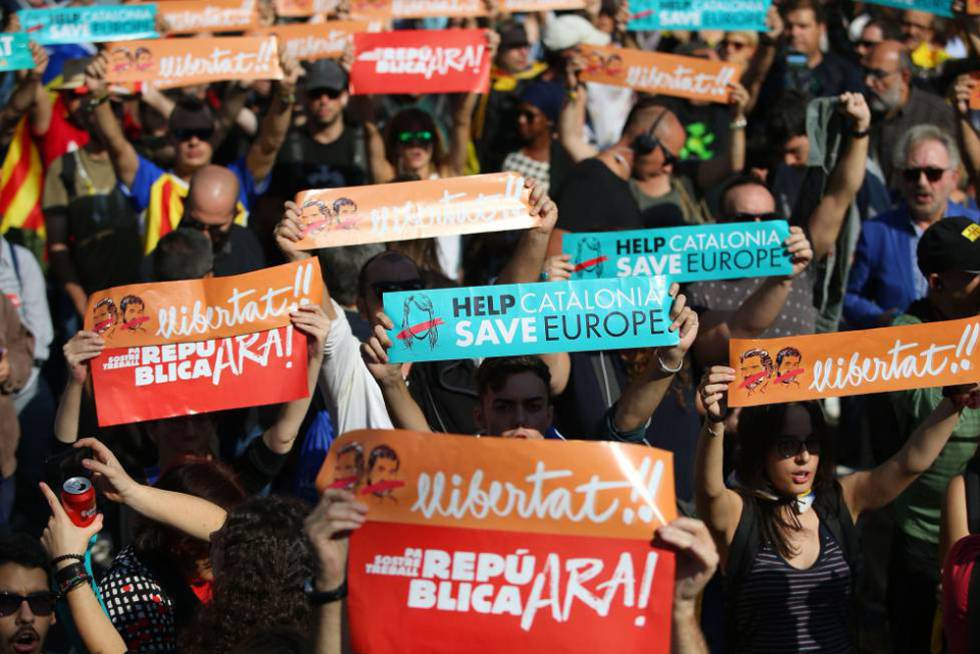 Manifestación independentista durante la concentración ante el Parlament en Barcelona.