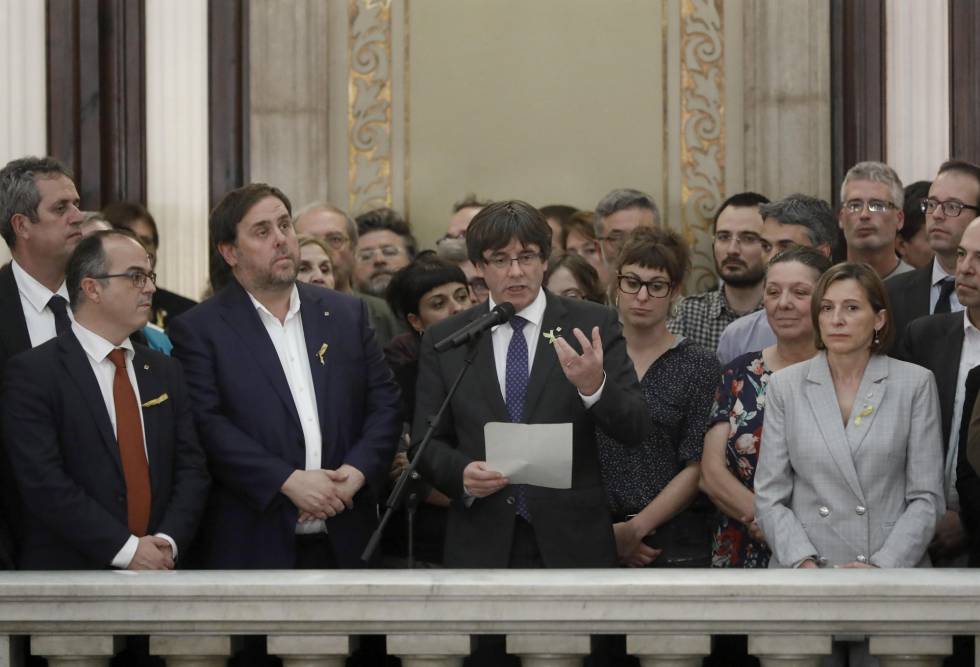 Puigdemont, Junqueras, y Forcadell, entre otros líderes independentistas, en el Parlament, tras aprobarse la declaración de independencia.