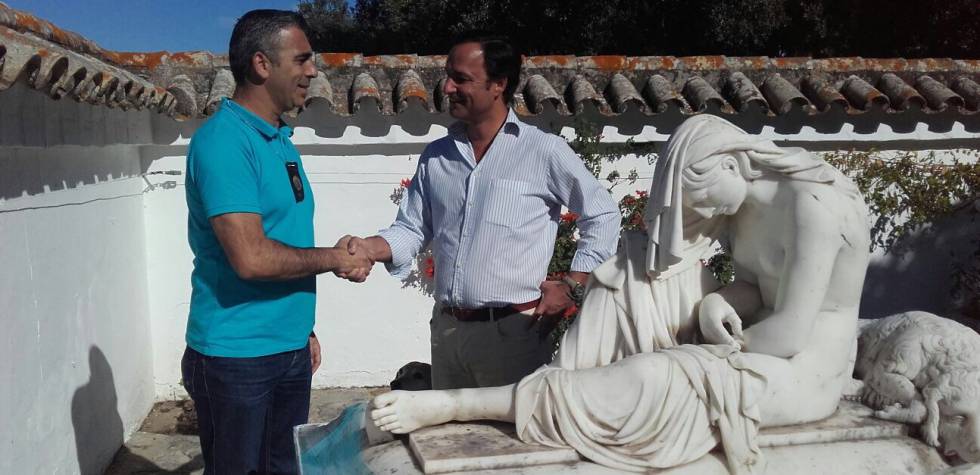 Momento de la entrega de la estatua a un representante de la familia propietaria (derecha).