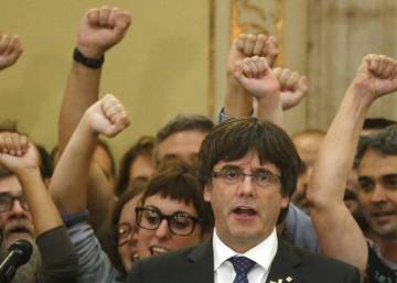 Puigdemont y cinco exconsejeros se refugian en Bruselas