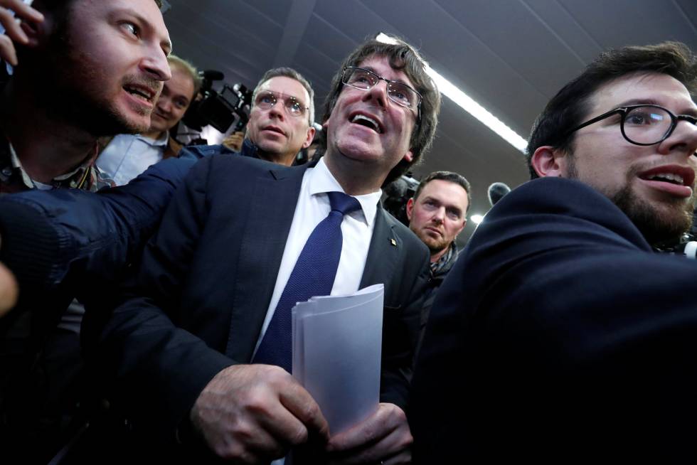 Puigdemont sale del Club Internacional de Prensa de Bruselas tras su comparecencia.