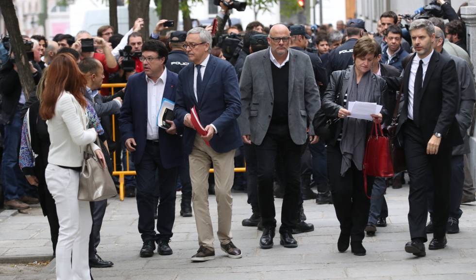 Llegada al Tribunal Supremo de Joan Josep Nuet, Lluís Corominas y Anna Simó, miembros de la mesa del Parlament de Cataluña.