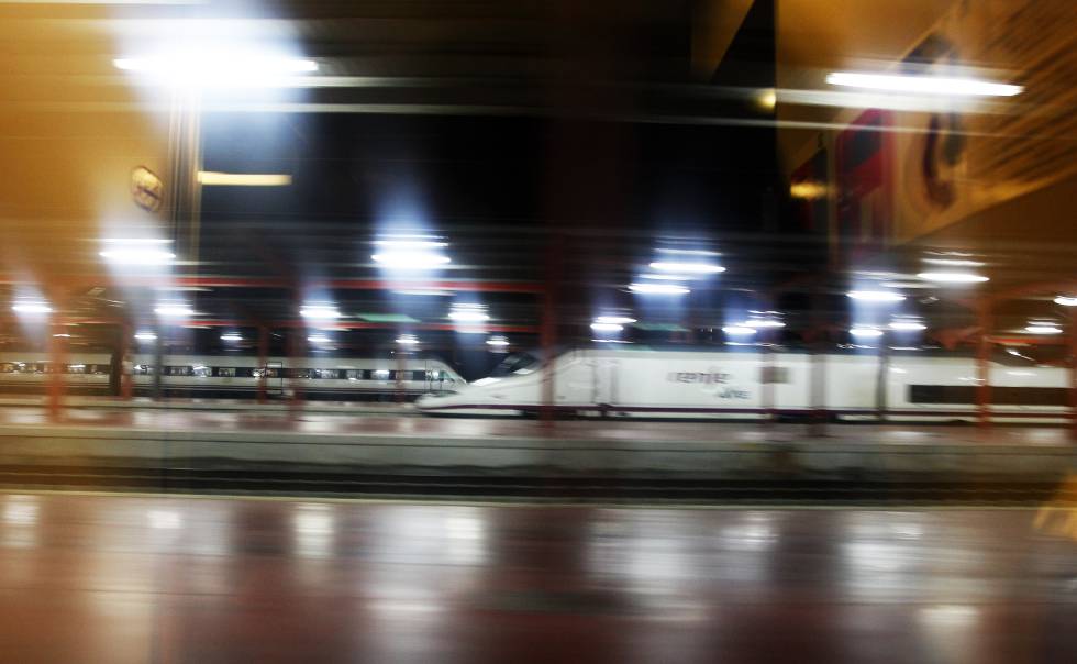 Un tren de alta velocidad parte desde Madrid, en una imagen de archivo.