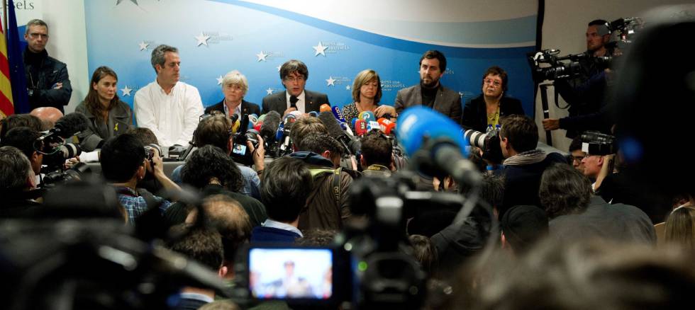 Carles Puigdemont junto a varios exconsejeros en una rueda de prensa en Bruselas.