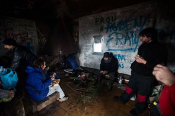 Participantes en la jornada de restauración del monte almuerzan en el refugio de San Mamede.