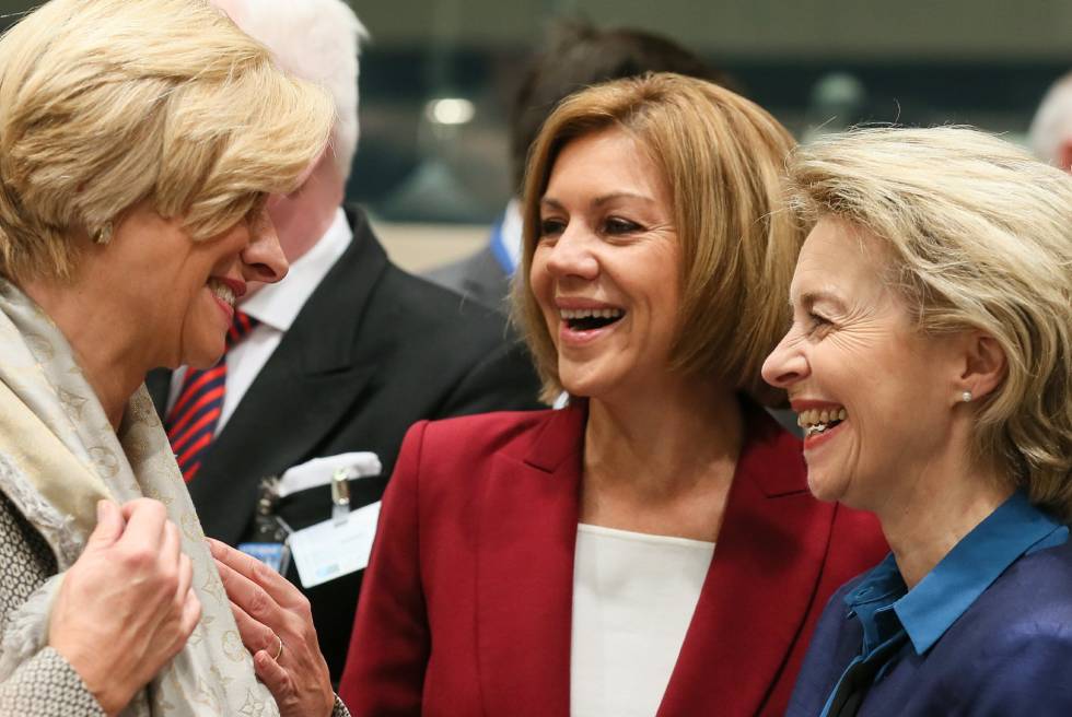 Cospedal conversa con sus homólogas de Italia, Roberta Pinotti (izquierda), y de Alemania, Ursula von der Leyen durante la reunión de la OTAN.