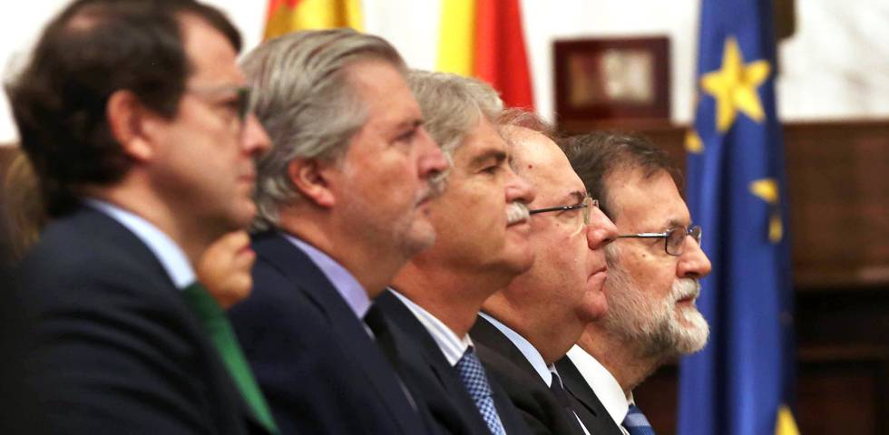 Mariano Rajoy junto a Juan Vicente Herrera y miembros del Gobierno en Salamanca.