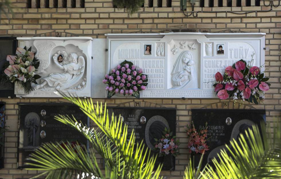Las tumbas de las niñas de Alcàsser en el cementerio de la localidad.
