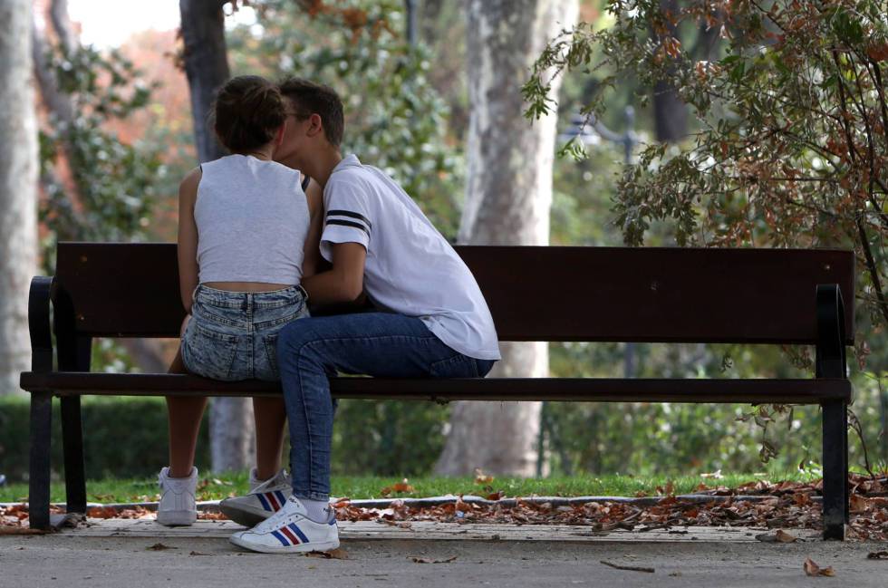 Una pareja de jóvenes, en el parque del Retiro.
