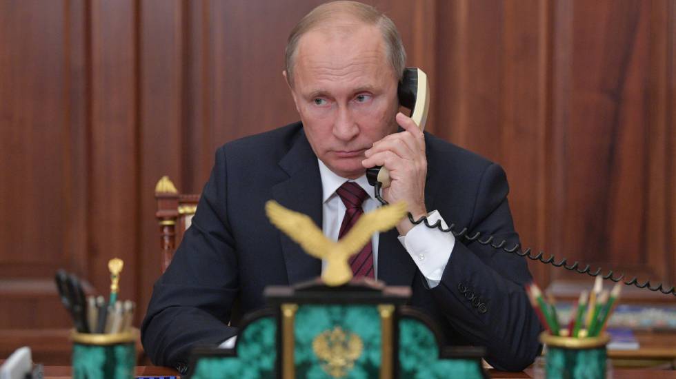 El presidente ruso, Vladimir Putin, mantiene una conversación telefónica este miércoles.