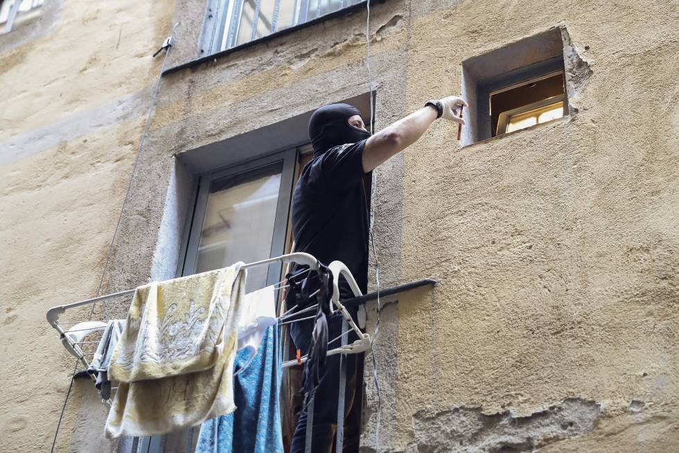 Un policía en uno de los pisos desalojados.
