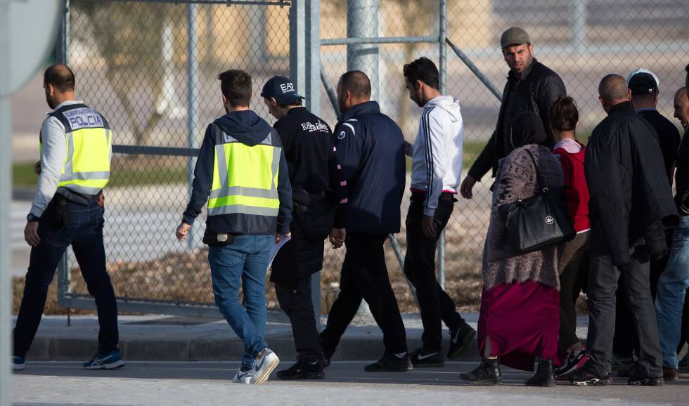 Algunos familiares de los inmigrantes argelinos recluidos en el centro penitenciario de Archidona (Málaga).