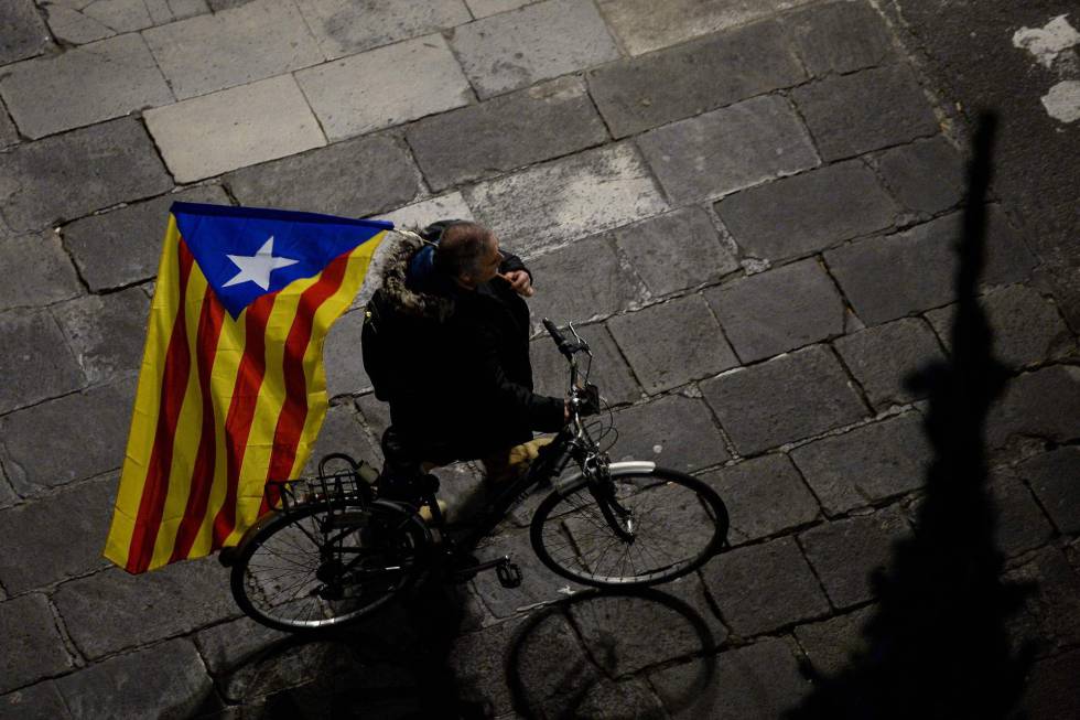 Un ciclista después de una protesta en Barcelona contra la aplicación del artículo 155 de la Constitución el pasado 21 de noviembre.