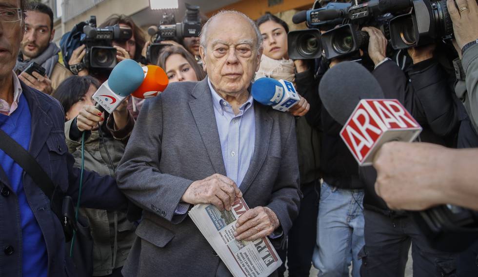 El expresidente catalán Jordi Pujol, rodeado de periodistas a la salida de su domicilio en Barcelona.