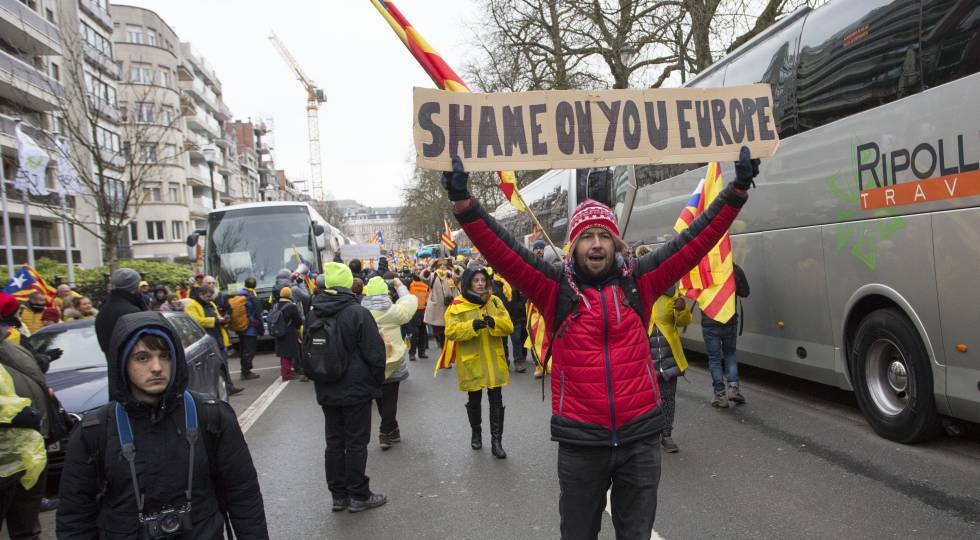 Un manifestante critica a la UE durante la marcha en Bruselas.