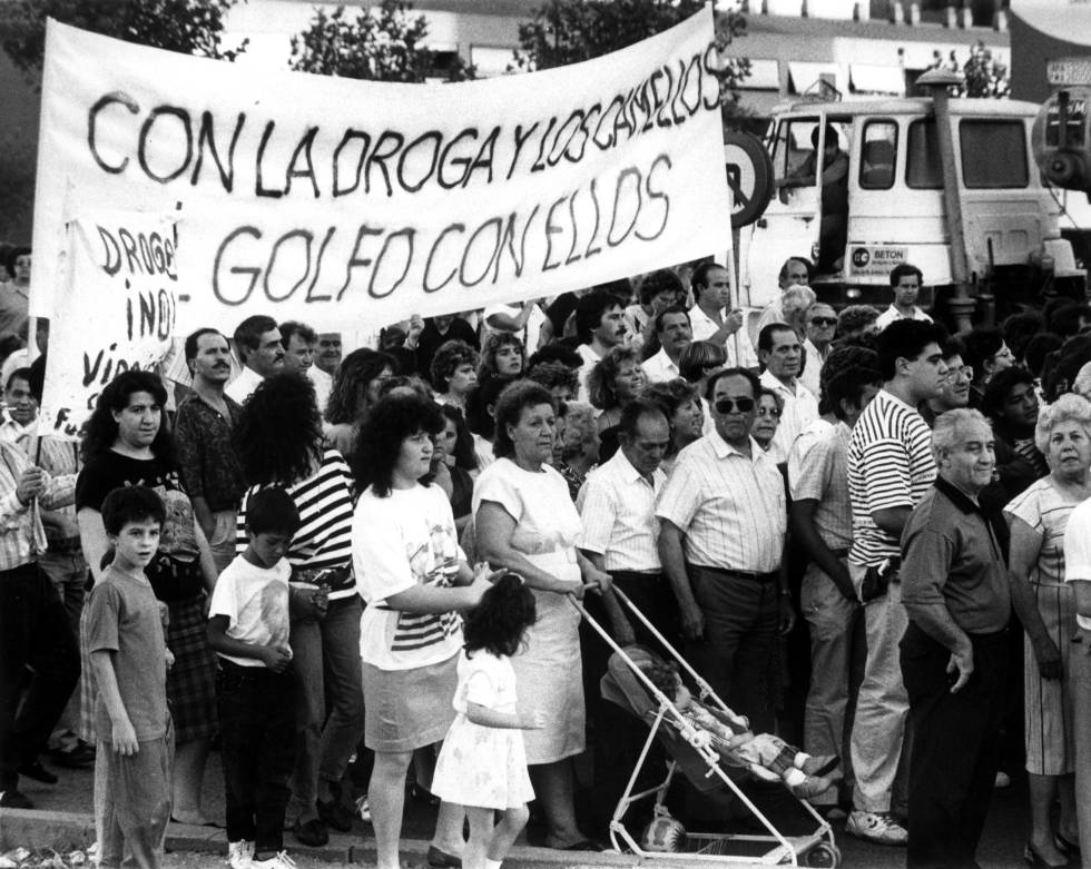 Manifestación contra la droga de vecinos del Pozo del Tío Raimundo, en 1990.