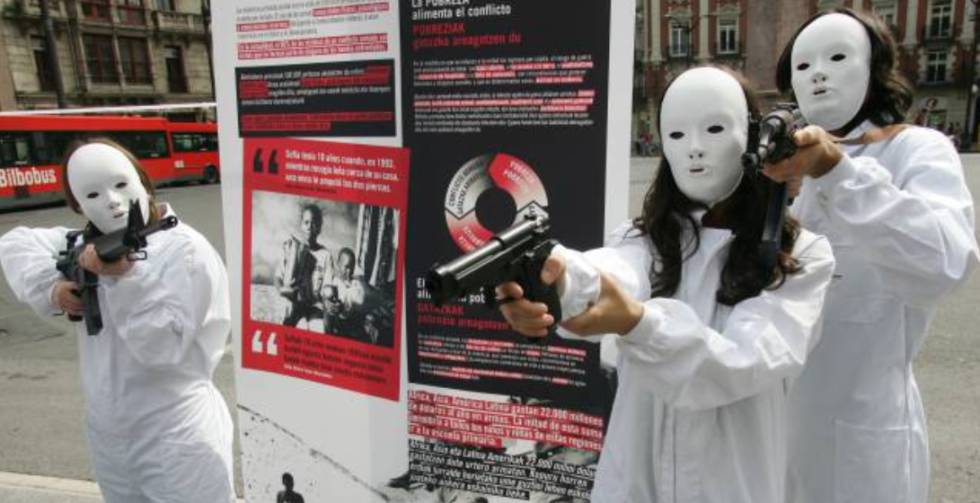 Acto de protesta llevado a cabo por miembros de la ONG Intermón-Oxfam en Bilbao, en protesta por el comercio incontrolado de armas.