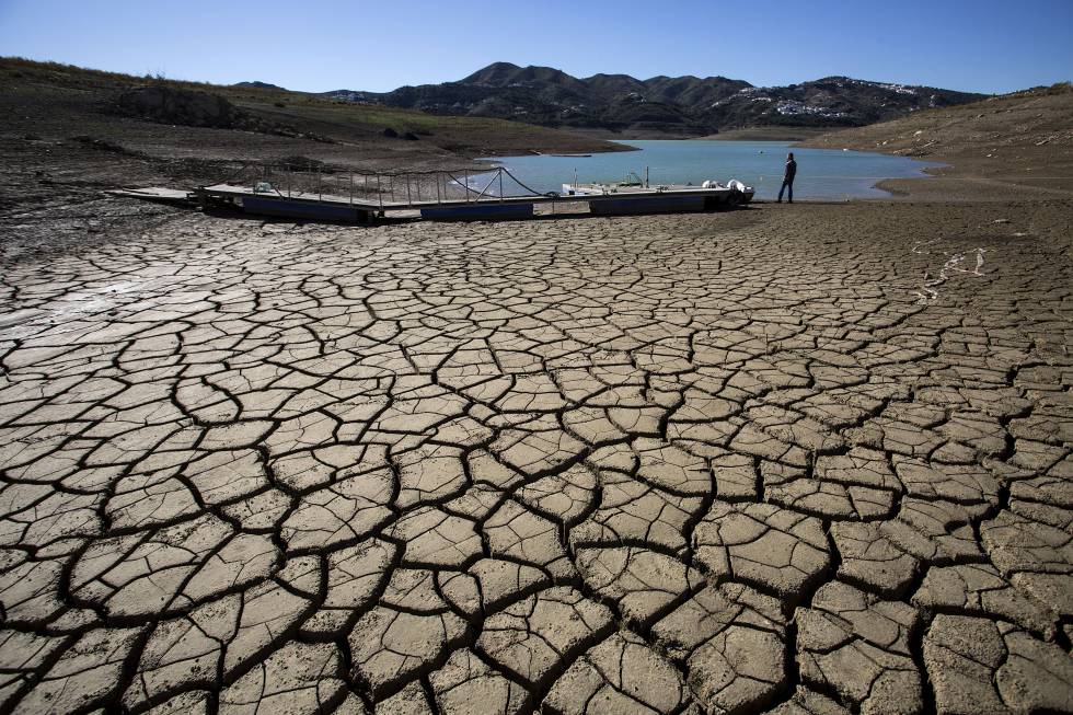 Embalse de La Viñuela (Málaga), de la cuencas mediterráneas andaluzas, a principios de diciembre.