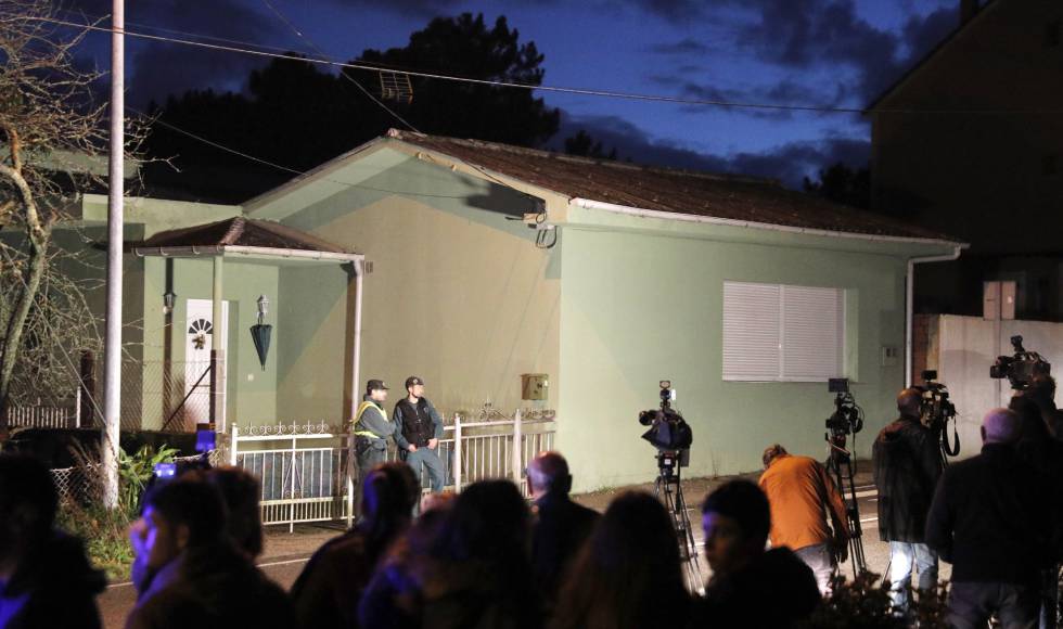 La casa del Chicle, custodiada por la Guardia Civil esta noche en Rianxo (A Coruña).