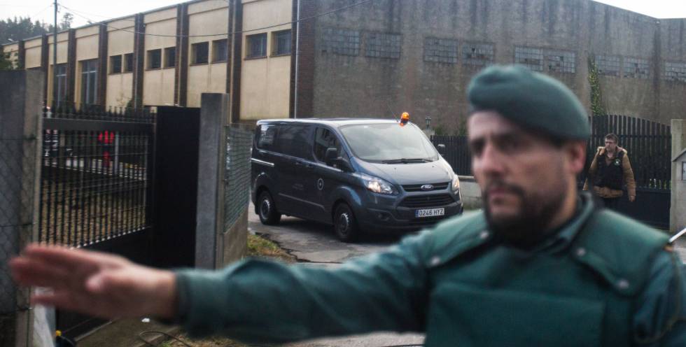 Un guardia civil a la salida de la nave donde se encontraba el cuerpo de Diana Quer.