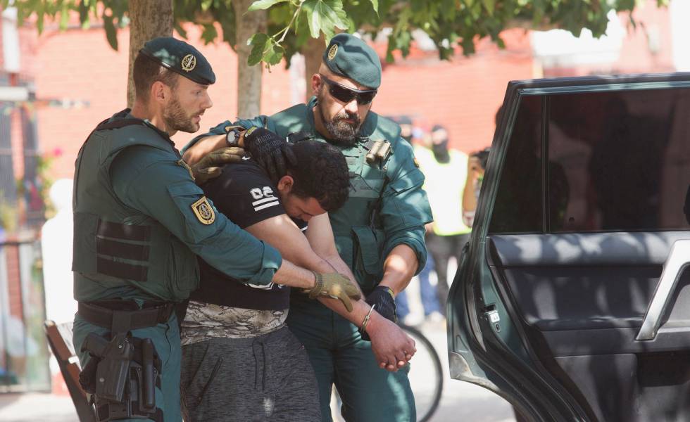 Agentes de la Guardia Civil conducen en Vinaròs (Castellón) a un posible yihadista relacinado con los atentados en Cataluña.
