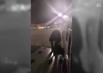 Un viajero sale por la puerta de emergencias de un avión tras aterrizar en Málaga