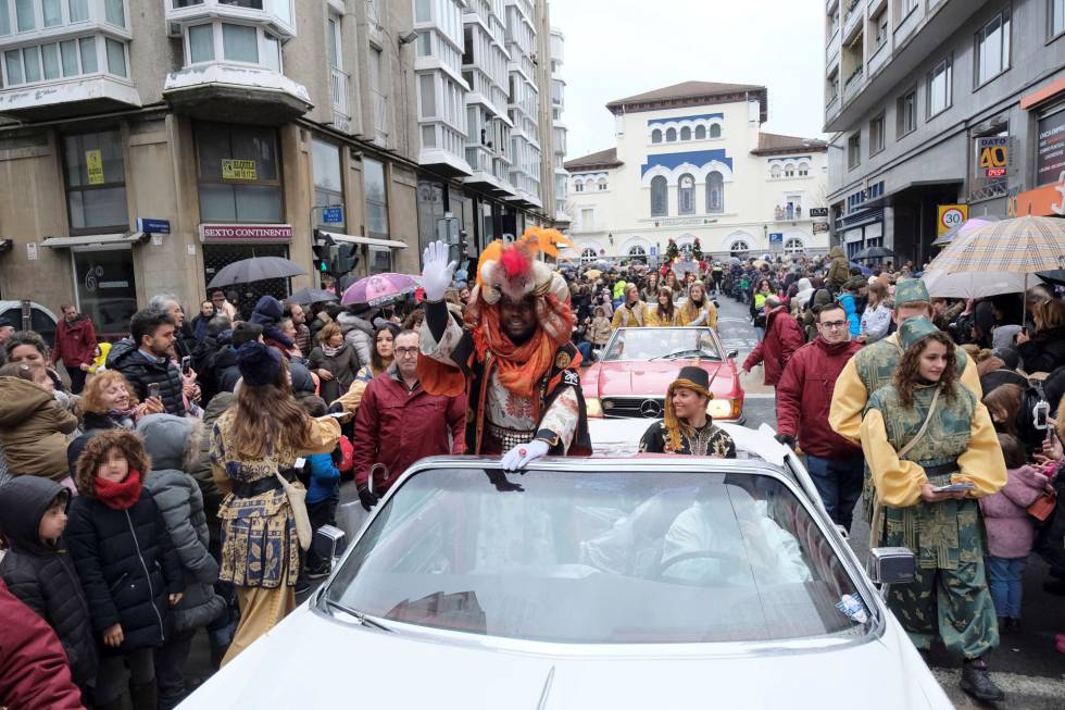 Los Reyes Magos, a su llegada a Vitoria horas antes de la cabalgata.