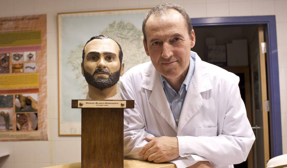 Fernando Serrulla junto a la reconstrucción facial de Manuel Blanco Romasanta en 2012.