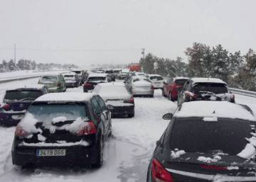 La DGT abre al tráfico la AP6 después de 18 horas de bloqueo por la nieve