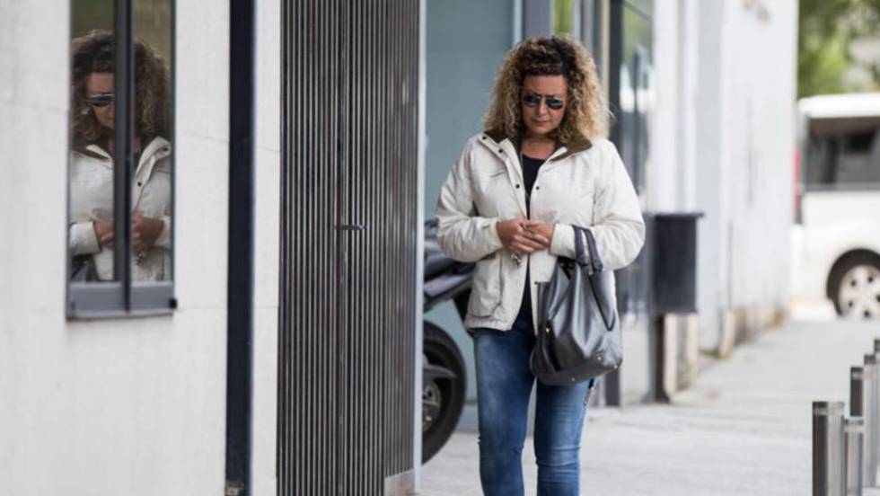 Diana López-Pinel, madre de Diana Quer, en los juzgados de Ribeira.
