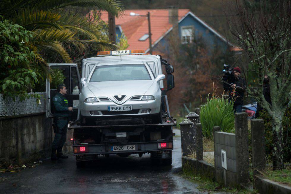 La Guardia Civil retira el coche decomisado de Abuín en su casa de Rianxo el pasado 31 de diciembre.