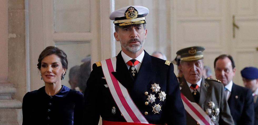 El rey Felipe VI, junto a la reina Letizia, a su llegada a la celebración de la Pascua Militar.