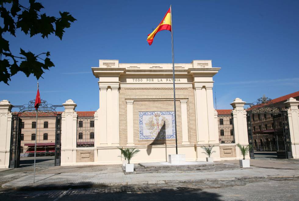 Entrada principal de la Academia Militar de Zaragoza en agosto de 2006. 