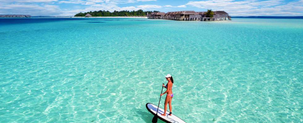 'Paddle surf' en la isla de Mahibadhoo, en Maldivas.