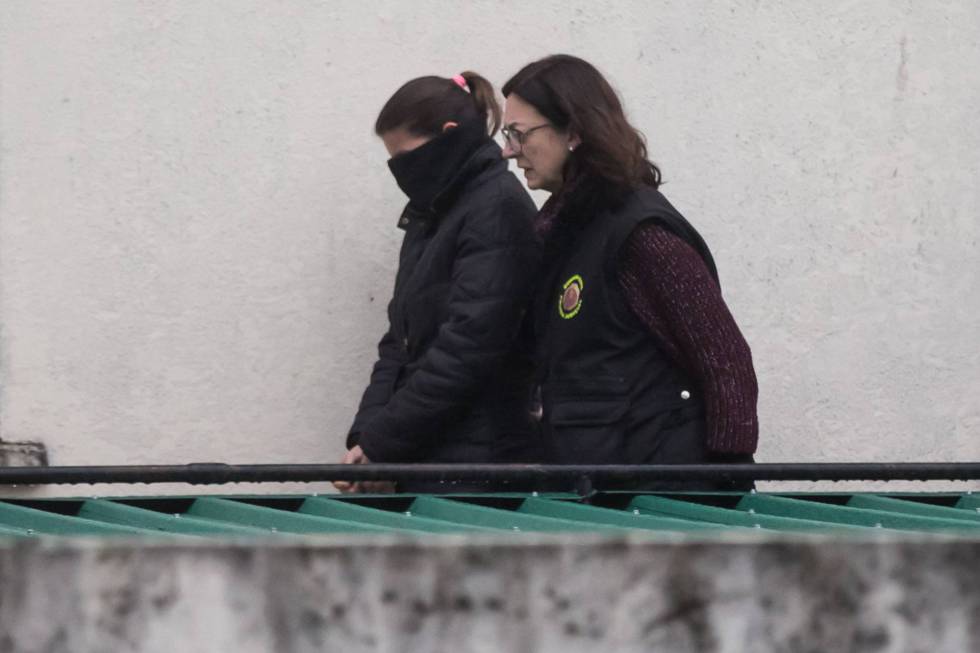 Salida de Rosario Rodríguez del cuartel de Padrón tras dejar a su marido sin coartada. 