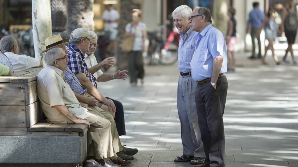 Un grupo de jubilados dialoga en la Plaza Nueva, en Sevilla.