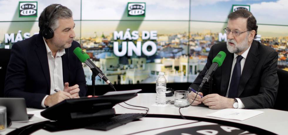 Rajoy, junto al periodista Carlos Alsina, en Onda Cero.
