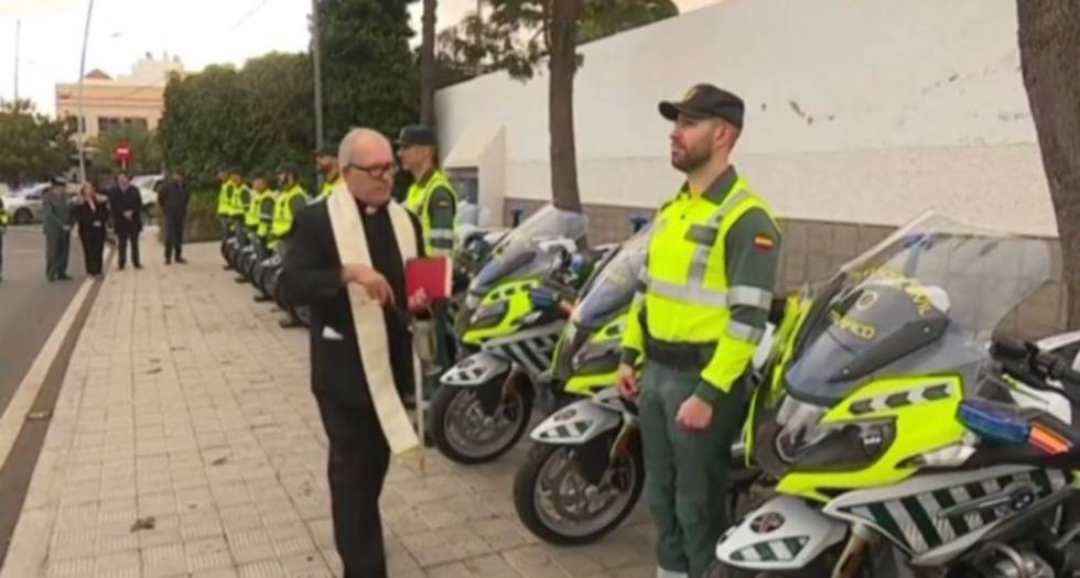 Un sacerdote bendiciendo ayer a las motos nuevas y a los guardias de Tráfico en Canarias.