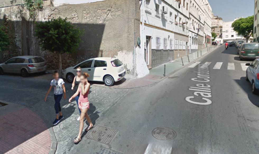 Tres personas caminan por la calle Codoneros, en el barrio La Chancha, en Almería. 