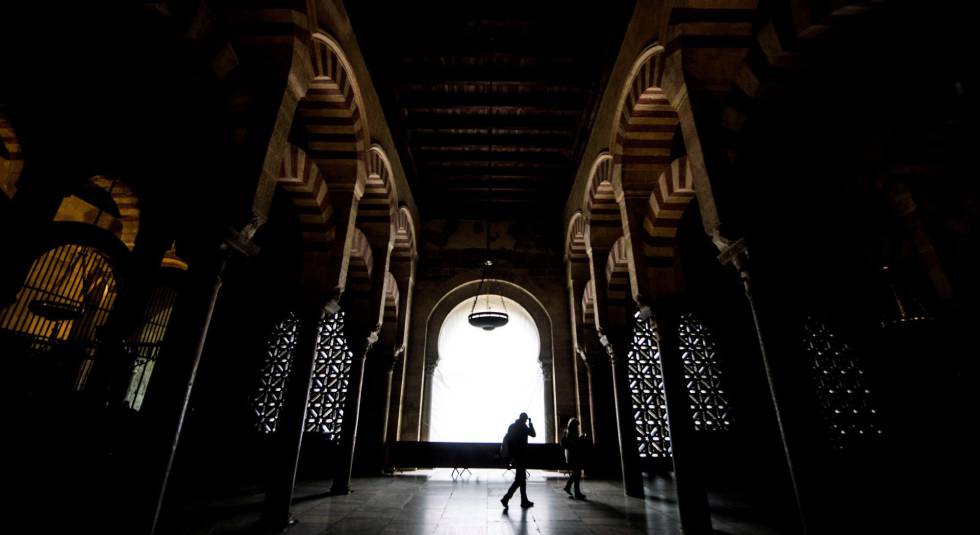 Dos visitantes, en el interior de la Mezquita-Catedral de Córdoba.