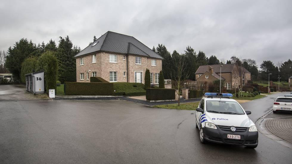 Un coche de policía pasa junto a la supuesta casa alquilada por Puigdemont, este viernes.