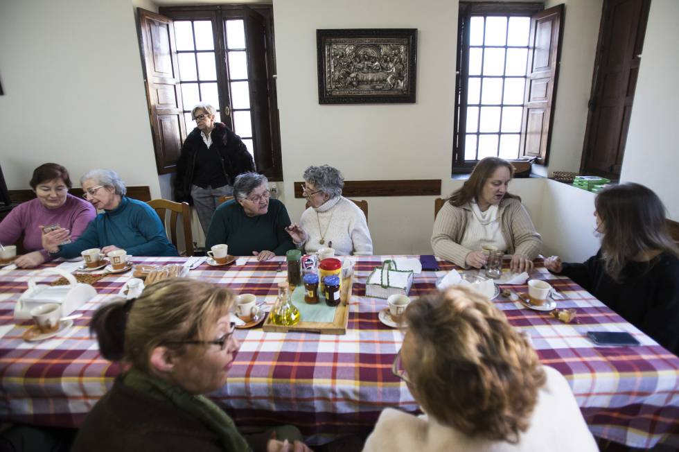 Participantes en el proyecto para combatir la soledad desayunan en el comedor del convento de San Francisco de Betanzos (A Coruña).